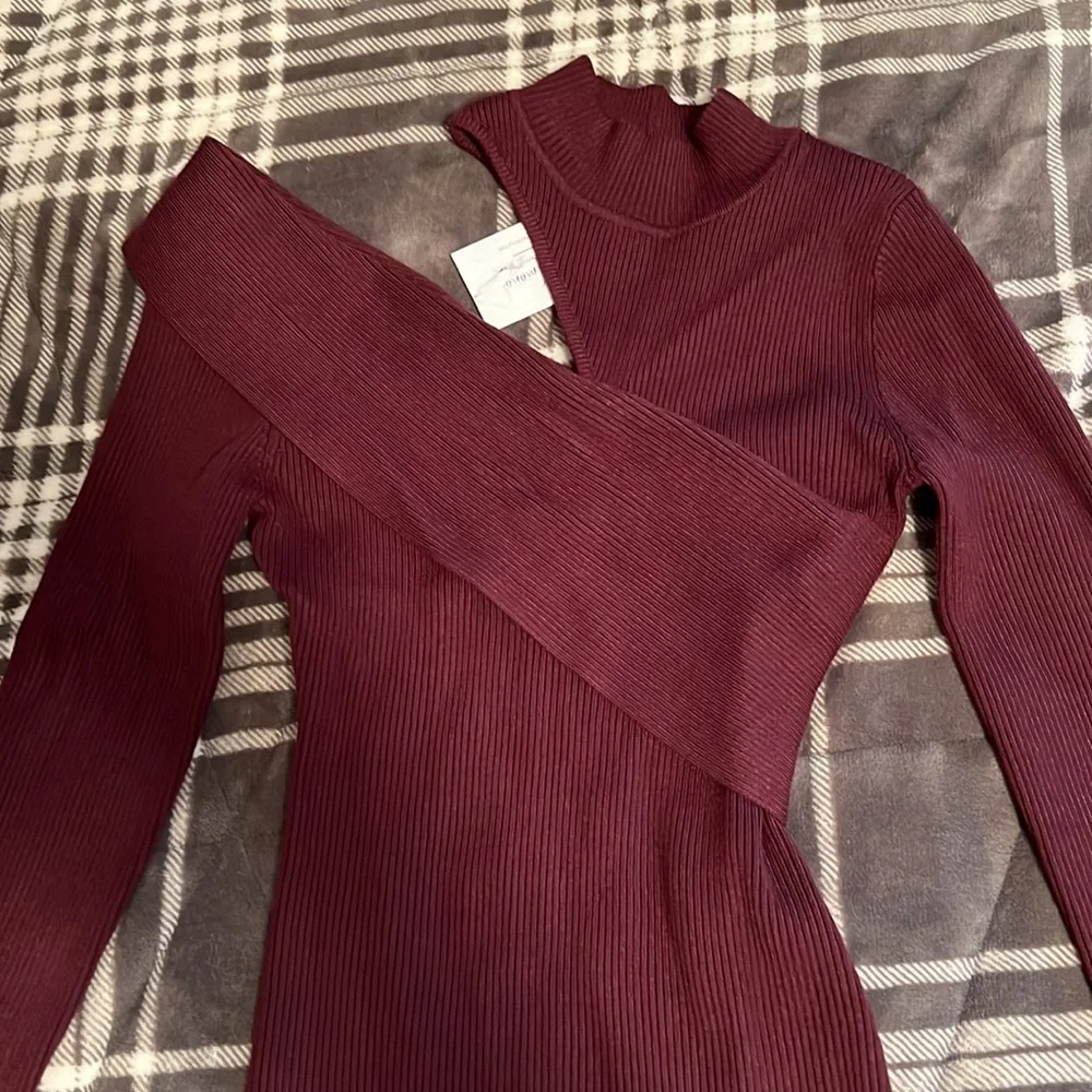 HP!! 🎉NWT Cut out mock neck sweater - Picture 2 of 4
